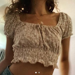 Me to We beige and white floral crop top size m